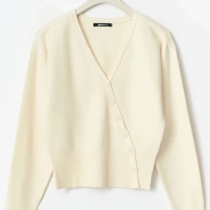 Vit kofta från Gina Tricot (slutsåld) - Superfin vit/beige kofta med v-ringning och sned knäppning framtill vilket är en snygg detalj på en så simpel tröja. Koftan är ribbad nedtill och är lite tajtare nedtill och tröjan har även långa ärmar. Jag har aldrig använt tröjan då jag beställde den men den passade ej så har inte skickat tillbaka. En väldigt fin tröja nu till hösten 💗