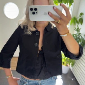 Svart kavajjacka från Esprit - Så snygg kappa/kavaj i trrkvartsärm från esprit i storlek 36