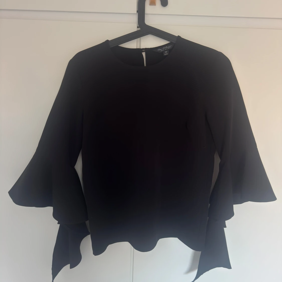 Svart blus med volangärmar  