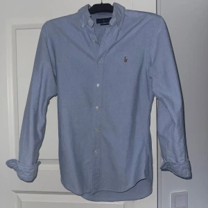 Ljusblå skjorta från Ralph Lauren - Tja! Säljer min Ralph Lauren skjorta då den inte kommer till någon användning. Den är nästan helt ny och knappast använd! Har du någon fråga så är de bara att höra av dig! Mvh Oscar 