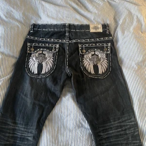 Svarta Kayden K emo/drainer jeans - Skit snygga jeans från kayden k väldigt unika och ovanliga köpta för 2000kr och säljes för 699kr. Mycket bra skick och passar dem flesta man kan vika upp dem om dem är för långa och använda skärp så ser det perfekt ut.