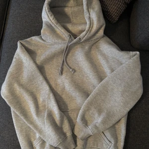 Grå hoodie från Bik Bok  - Grå hoodie från Bik Bok i storlek XS med huva, snörning och magficka. Säljer eftersom den är lite för liten. Använd men i riktigt bra skick💗