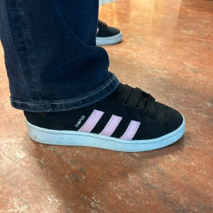 Adidas Campus 00S - Säljer nu mina svarta och rosa adidas campus i mycket bra skick, storlek 39 & 1/3 💕 knappt använda!
