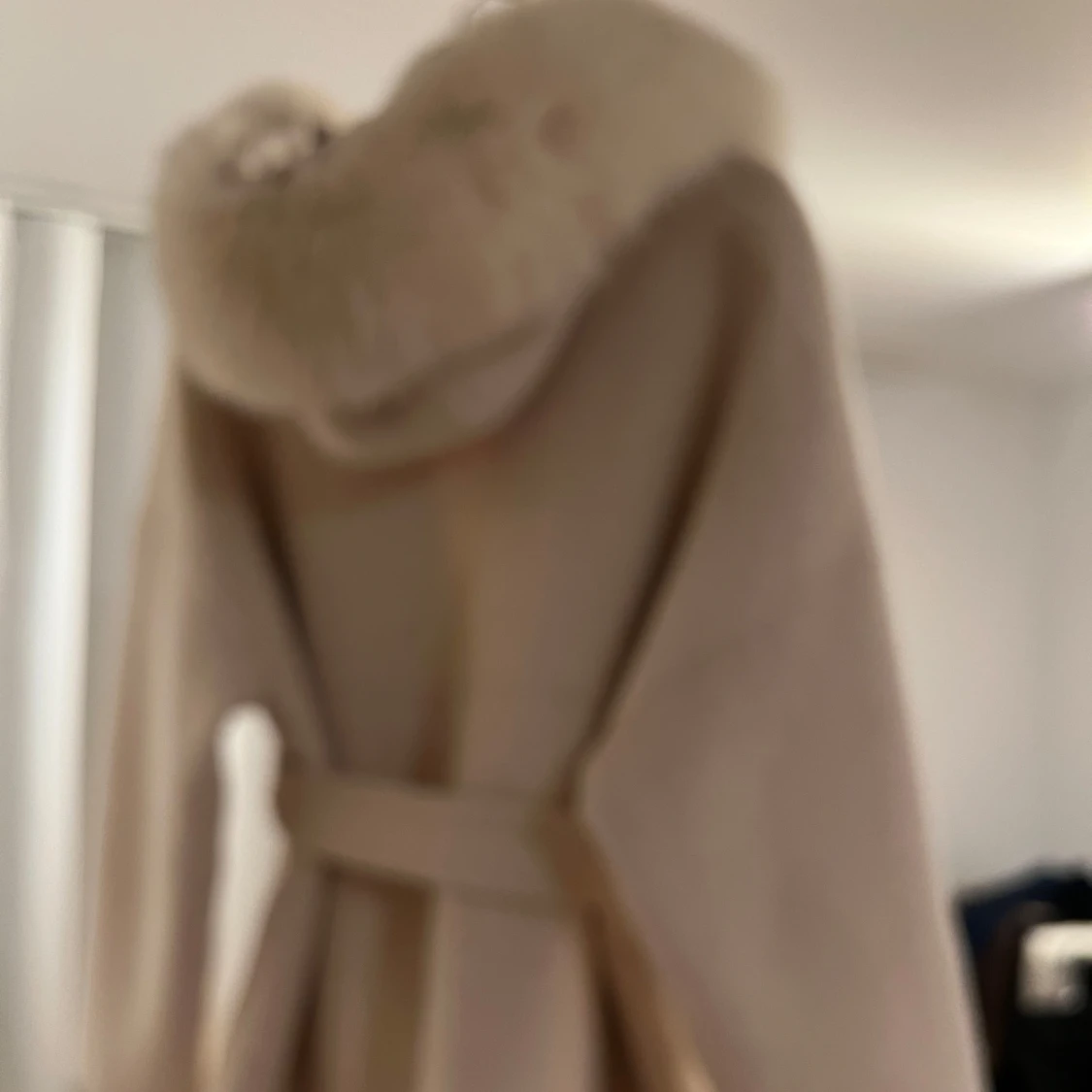 Beige kappa med päls och bälte - 1