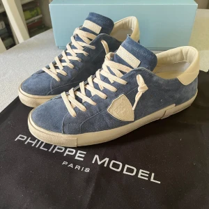 Philippe Model Skor - Riktigt Feta Philippe Model skor i Mocca                       Skorna är i nyskick säljer då de är för små                     Hör gärna av er vid intresse och ställ frågor😊