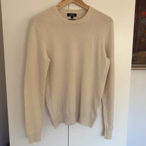 Beige kashmirtröja - Säljer en beige tröja i 100% kashmir från Galeries Lafayette. Den är i väldigt bra skick och det finns inga defekter. Hör gärna av er vid frågor. 