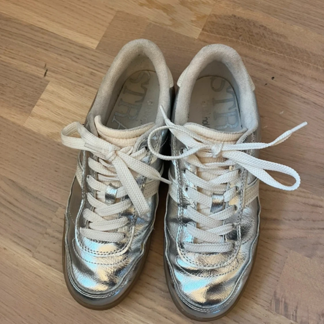 Silvriga sneakers från Stradivarius