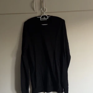 Dressmann Svart Merinoullströja  - Tja, säljer min svarta merinoulltröja från dressmann. Den är i storlek M och är i 100% merinoull. Passar till allt och är väldigt skön speciellt nu i höst. Hör av er vid frågor👍🏻