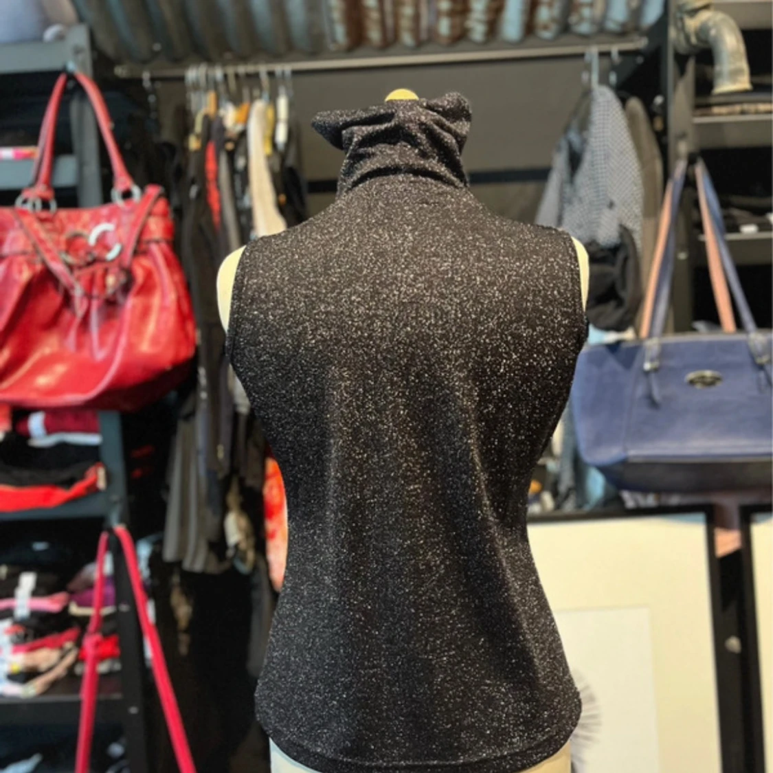 Glittrig svart polotopp  - 1