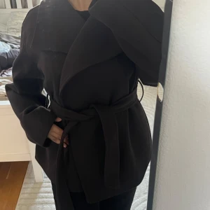 Kort jacka  - Brun kort jacka från Gina i storleken M. Med prislapp. 