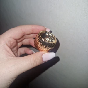 Hårvolym - Man placerar den under håret när man har en uppsättning för att skapa extra volym/fylligare frisyr. Kan även användas för att skapa 60tals stil 