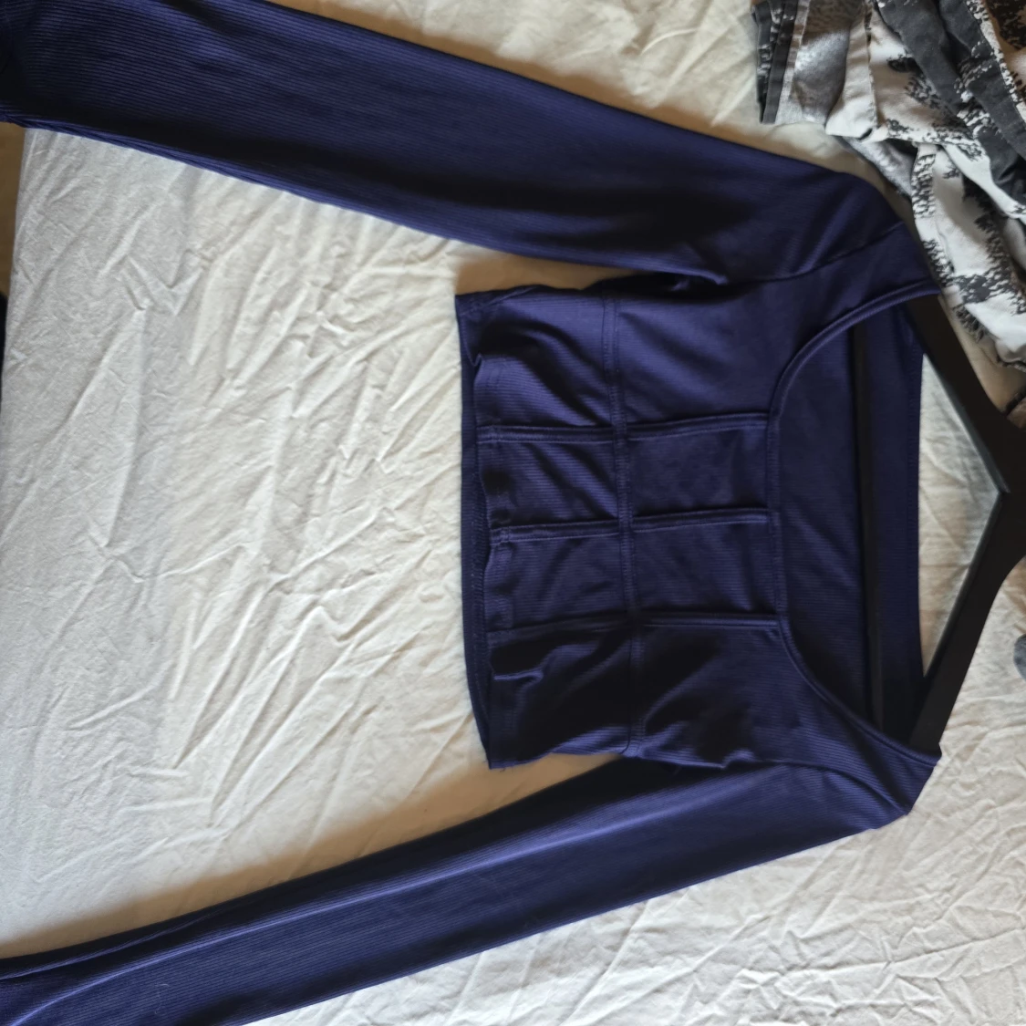 Svart croppad långärmad topp - 1