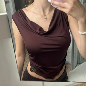Brun draperad ärmlös topp från SHEIN - Säljer en mörkbrun/röd ärmlös topp från SHEIN i storlek S. 