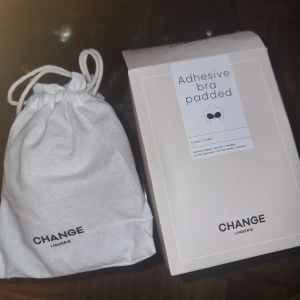 BRA PADDED HELT NY FRÅN TWILFIT  - Självhäftande korsett-bh i beige från Change Lingerie. Bh:n har vadderade kupor och snörning framtill för erbar passform. Perfekt under axelbandslösa eller öppna toppar. Kommer med praktisk tygpåse för förvaring.  NYPRIS 400