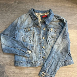 Klassisk blå jeansjacka från XLYT - inprincip ny jacka , inga tydliga defekter