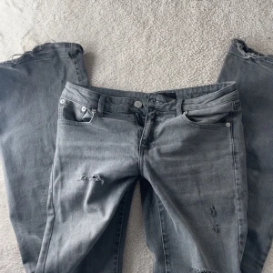 Grå jeans med slitningar - Snygga grå jeans med slitningar och fransiga kanter. De har en klassisk femficksdesign och en knappgylf. De är perfekta nu till våren, lite söndriga längst ner. Skriv privat angående frågor❤️(gamla bilder från förra säljaren men använt få gånger)