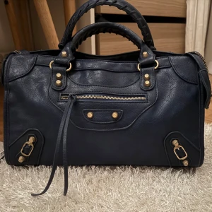 Mörkblå väska😍 - Super cool mörkblå väska med guld detaljer😍 Perfekt till skolan nu i höst🥰City bag likande! Spegel och axelband ingår (se bild 3) kom privat vid frågor eller fler bilder💗