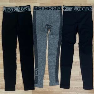 Svarta och gråa BEK leggings - Tre par leggings från Better Bodies, ett svarta, ett marinblå och ett grått. Alla har bred resår i midjan med BB-logga och är tillverkade i stretchigt material. Perfekta för träning eller chill, med tight passform och hög midja. Paketpris 150kr för 3 styckna.
