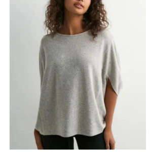 Grå loose topp från Nelly - Trekvartärmad topp från Nelly, super skön och väldigt luftig. Helt ny och inga defekter💞😇