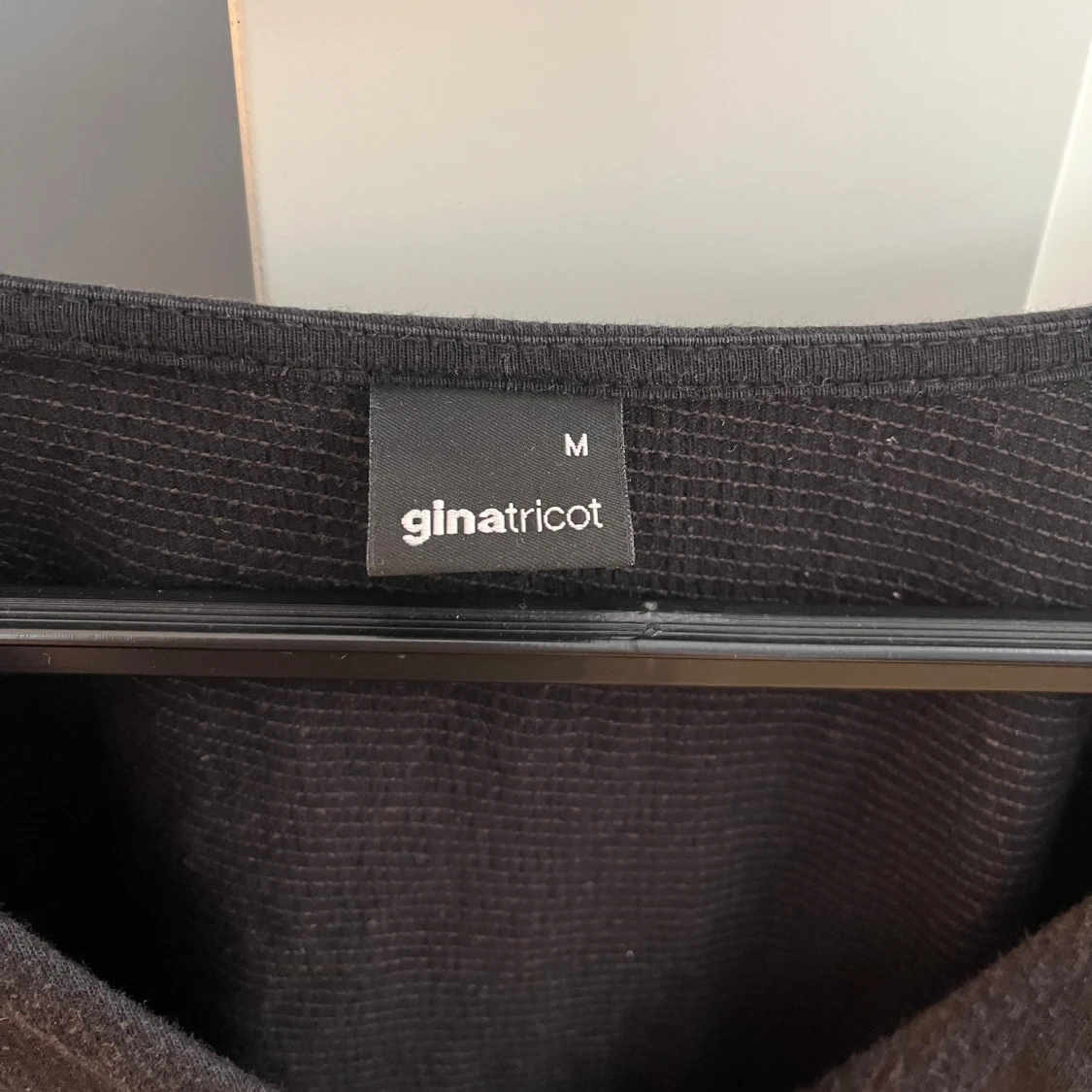 Svart blus från Gina Tricot - 3