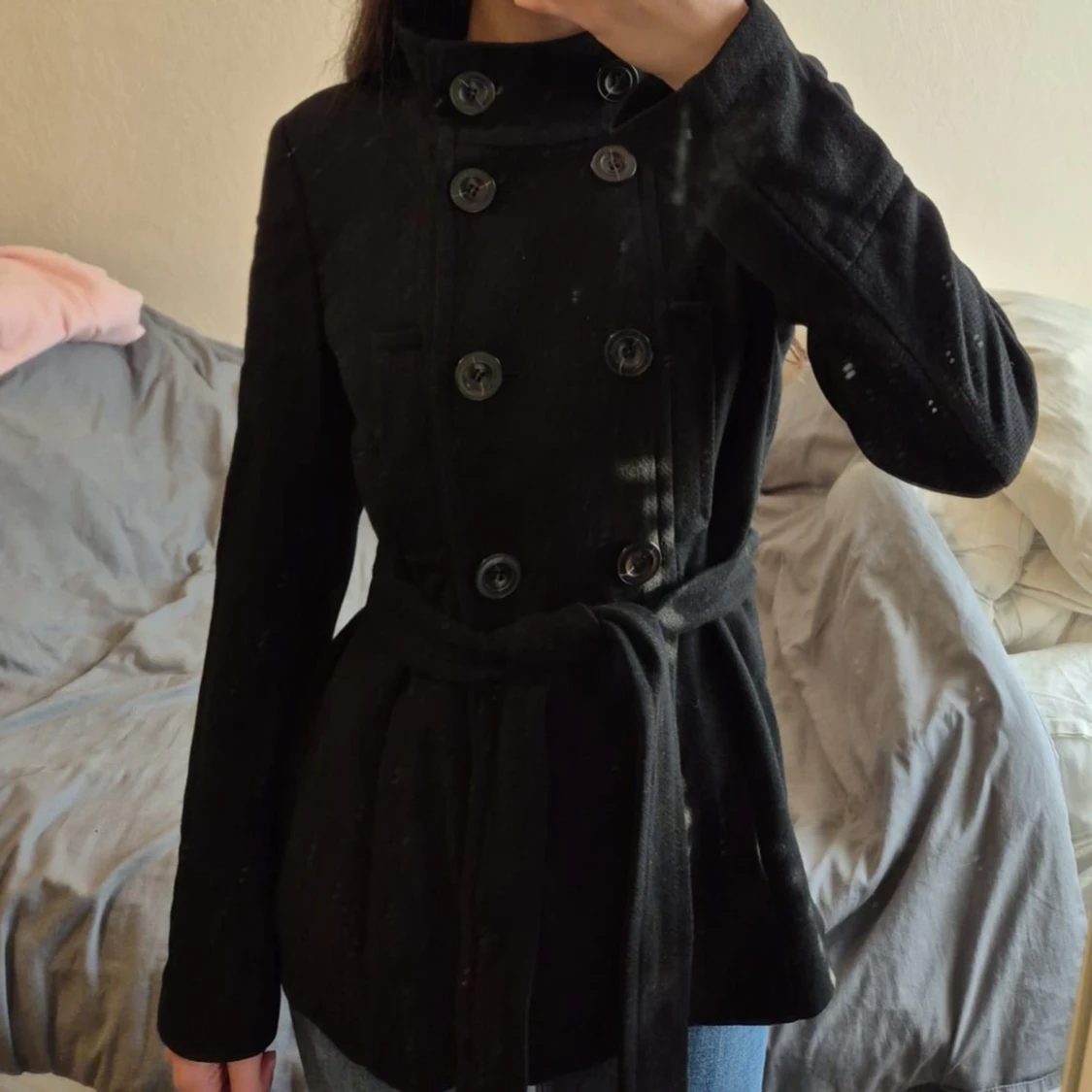 Svart kappa med bälte och knappar - 1