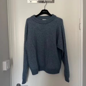 Blå stickad tröja från Tiger of Sweden - Blå Mohair-Merino Tröja som aldrig är använd och har prislapp kvar, strl M. Nypris 2299, från Tiger of Sweden