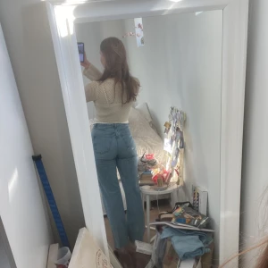 Blå wide jeans från Zara, stl 34 - Säljer ett par ljusblå jeans från Zara i storlek 34. Modellen är högmidjad med raka, vida ben och råa kanter nertill. Klassisk femficksdesign och dragkedja med knapp. Perfekta för en avslappnad och trendig look.