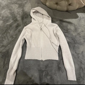 Stickad kofta - den är som en magkofta och har lätt material 