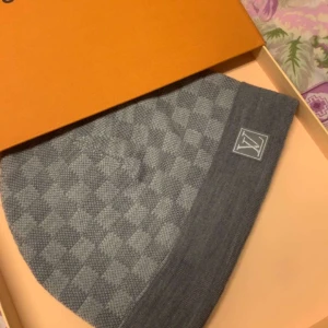 Grå mössa - Helt ny med tag