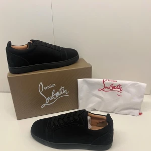Christian Louboutin skor  - Ett par svarta Christian Louboutin skor utan spikar i storlek 44, de är helt nya aldrig använda och allt i bilderna kommer med. Pris kan diskuteras och skriv om du har några frågor. 