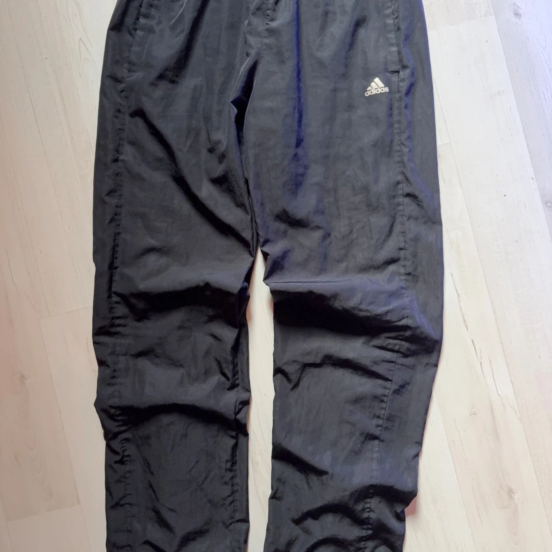 Svarta träningsbyxor från Adidas