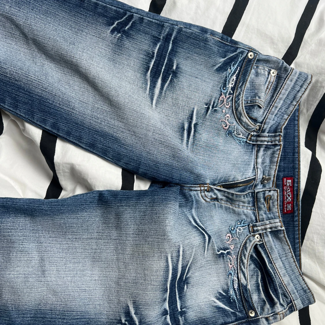 Blå bootcut jeans med broderi