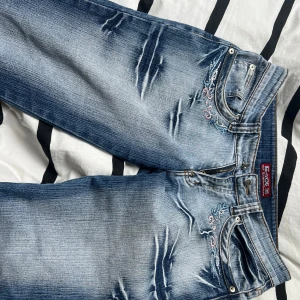 Blå bootcut jeans med broderi - Snygga blå bootcut och lowwaist jeans!
