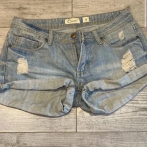 shorts - shorts som säljs pga att de var för stora för mig (är en 26/27 i shorts o dom är 34/32) har aldrig används o är i bra skick!
