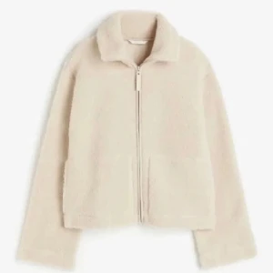 Hm teddy jacka - Säljer min fina teddy jacka för att jag har köpt i en annan storlek🤍Sparsamt använd och i fint skick🤍Köpt i butik förra hösten
