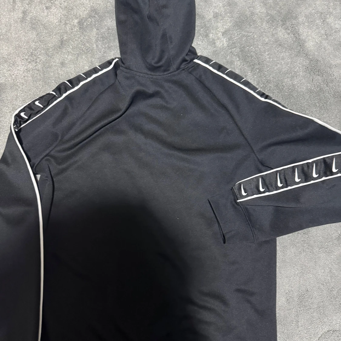 Svart Nike hoodie med vita detaljer - 2
