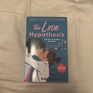 The love hyphothesis - Spicy bok för unga vuxna. Men också cute o romantisk. Säljer massa med böcker nu för har för många i mitt rum 😊