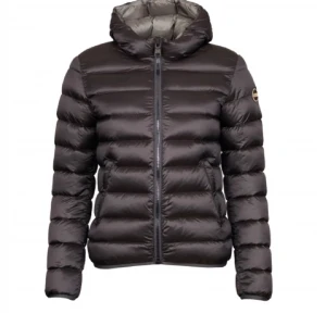 Svart dunjacka  från Colmar - Snygg svart dunjacka från Colmar med huva och dragkedja framtill. Jackan har quiltad design, två sidofickor med dragkedja och logga på ärmen. 