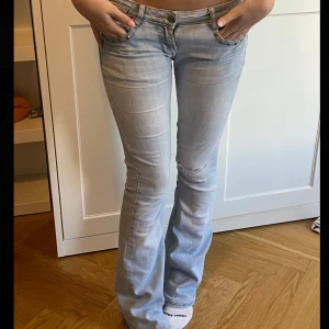 lågmidjade bootcut jeans - passar mig som är 170 och brukar ha storlek S 💗
