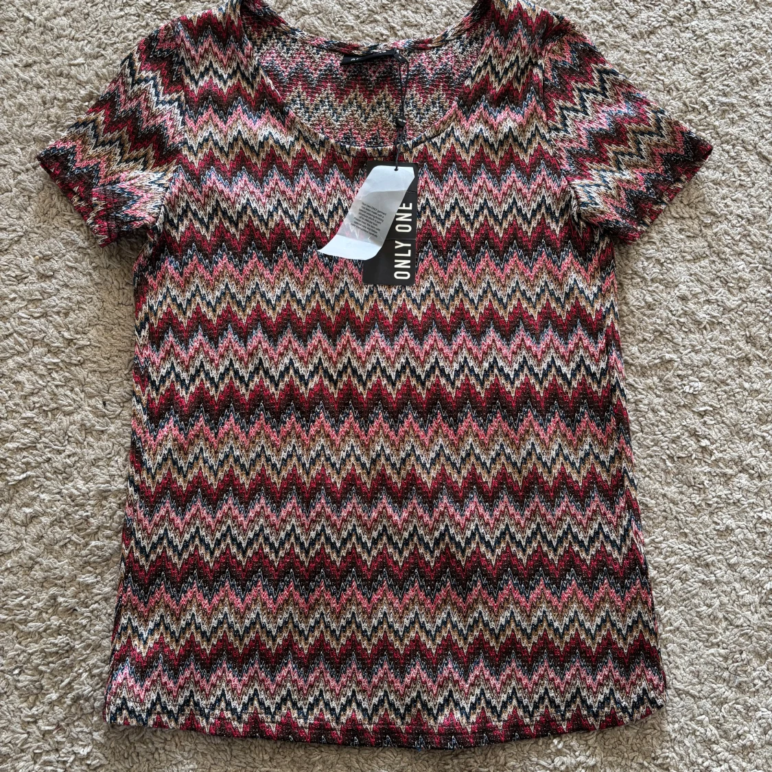 Mönstrad omlottopp från ONLY 