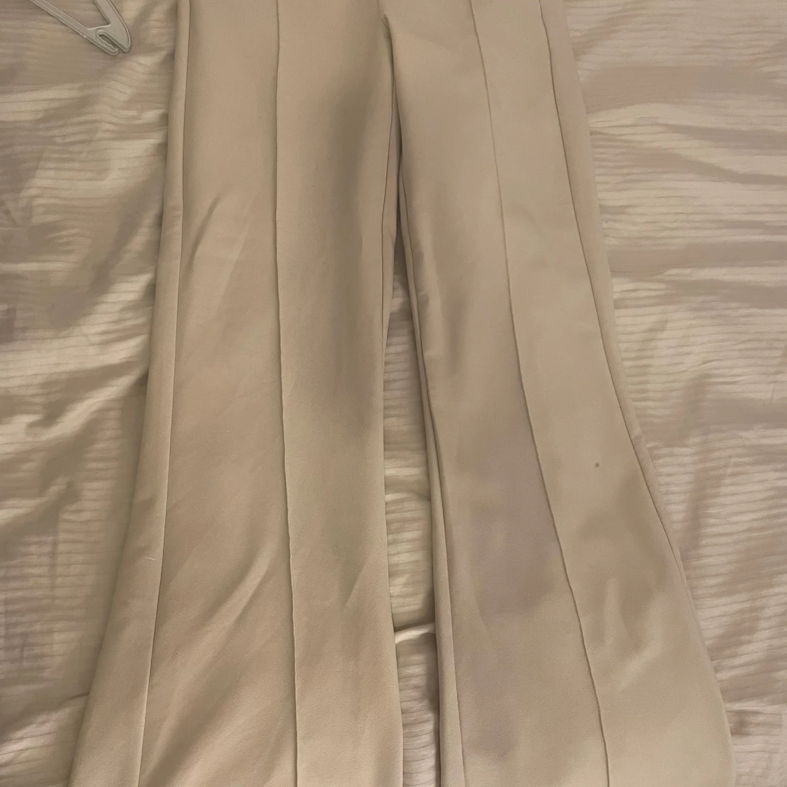 Beiga kostymbyxor från Gina Tricot XS