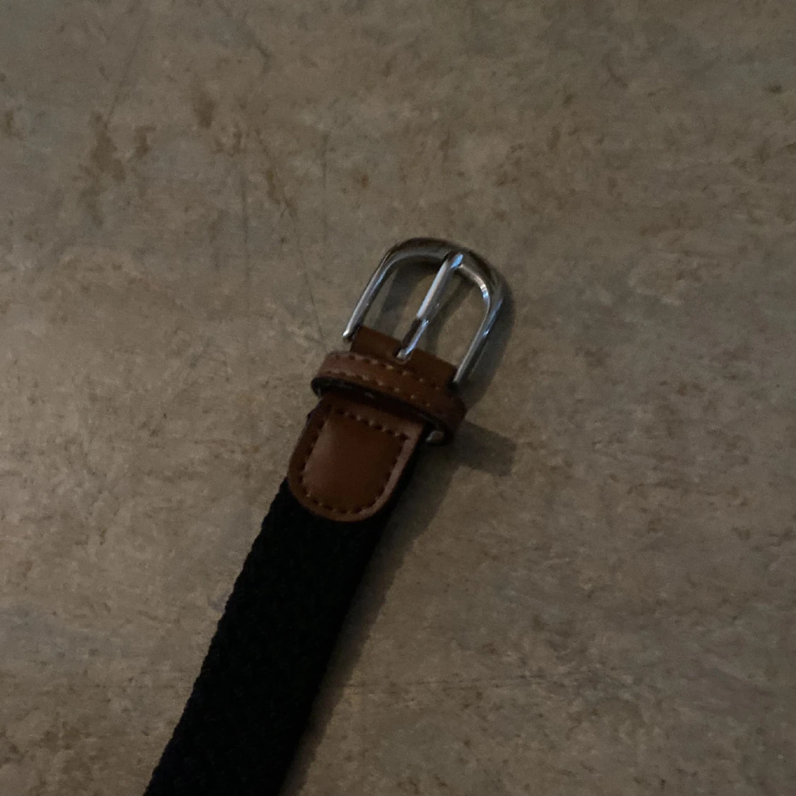 Svart flätat bälte med skinn-detaljer - 2