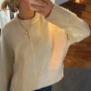 Beige stickad tröja - Säljer en supermysig beige stickad tröja i oversized passform. Perfekt för höst och vinter. Den är i mycket bra skick!💗💗