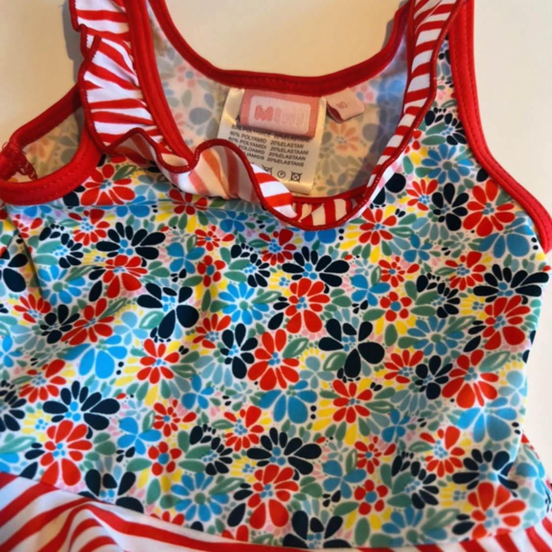 Blommig baddräkt med volang från MINI - 4