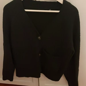 Svart kofta från Vero Moda XS - Svart kofta från Vero Moda i storlek XS. Perfekt för hösten och vintern och jättevarm🩷🩷