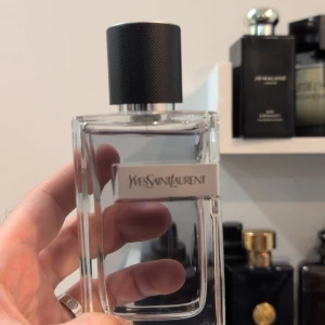 Yves Saint Laurent Y EdT 100ml - Fräsch och modern parfym från Yves Saint Laurent. Flaskan rymmer 100 ml och är tillverkad i Frankrike. Perfekt för dig som vill sticka ut med en ikonisk doft.