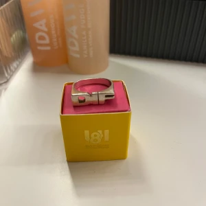 DIF ring i silver från Lotta Hasselblad  - Unik ring i äkta silver från Lotta Hasselblad med tydliga DIF-bokstäver framtill. Ringen har en kantig, modern design och är perfekt för dig som vill visa ditt stöd för Djurgården på ett stilrent sätt. Kommer i original ask med rosa inlägg.