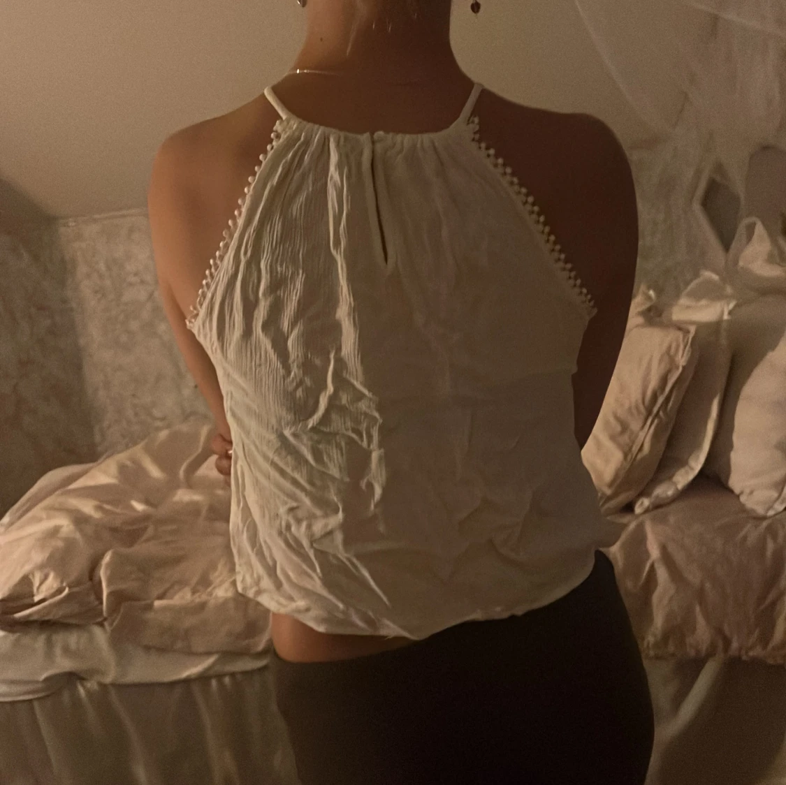 Vit ärmlös linnetopp med pärldetaljer - 1