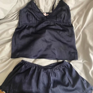 y cute pj set - Osäker på om jag vill sälja så kontakta innan!! säljer denna söta pyjamasen från gina 14+ i storlek XS! Den är så skön o fin men lite liten på mig!!