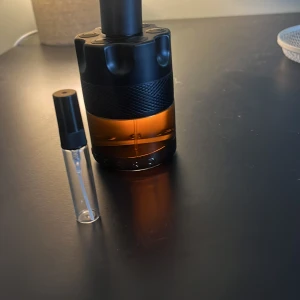 Azzaro 5ml - Säljer sample från min azzaro the most wanted parfum perfekt om du är osäker över att köpa hela eller behöver en liten för att ta omkring skriv gärna vid minsta fundering.🙌